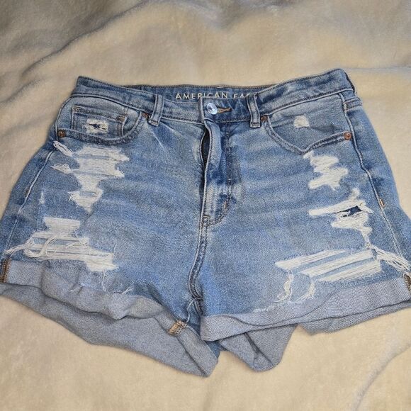 AE high Stretch mom short heavy distress Size 8 - Picture 2 of 6